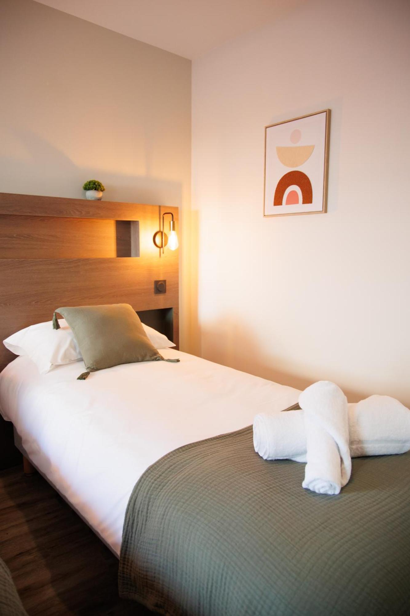Appart'Hotel Le Corot - Acces Autonome - Saint-Junien Centre エクステリア 写真