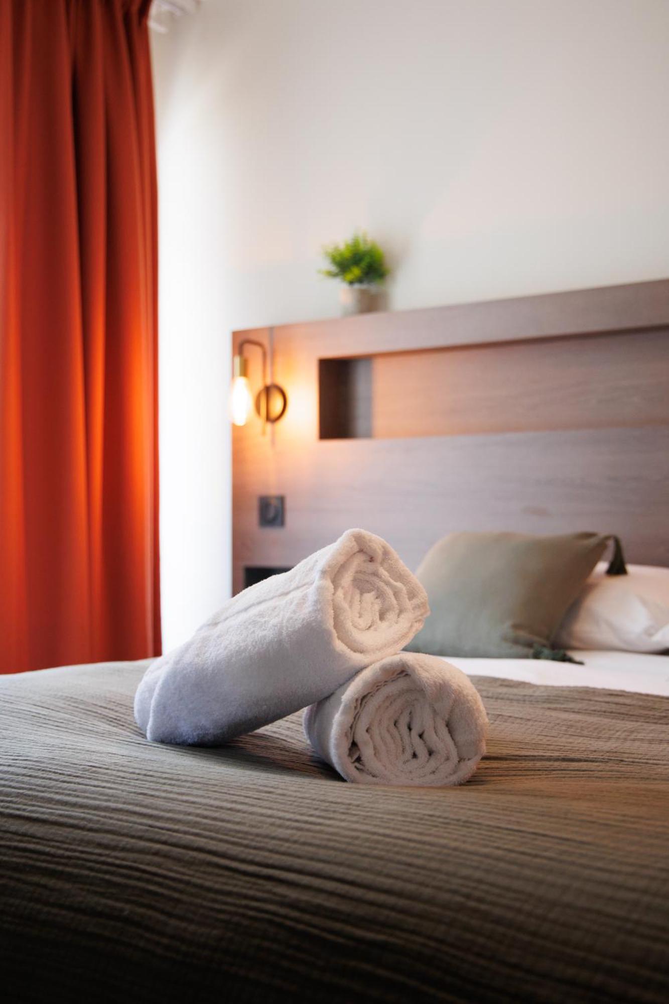 Appart'Hotel Le Corot - Acces Autonome - Saint-Junien Centre エクステリア 写真