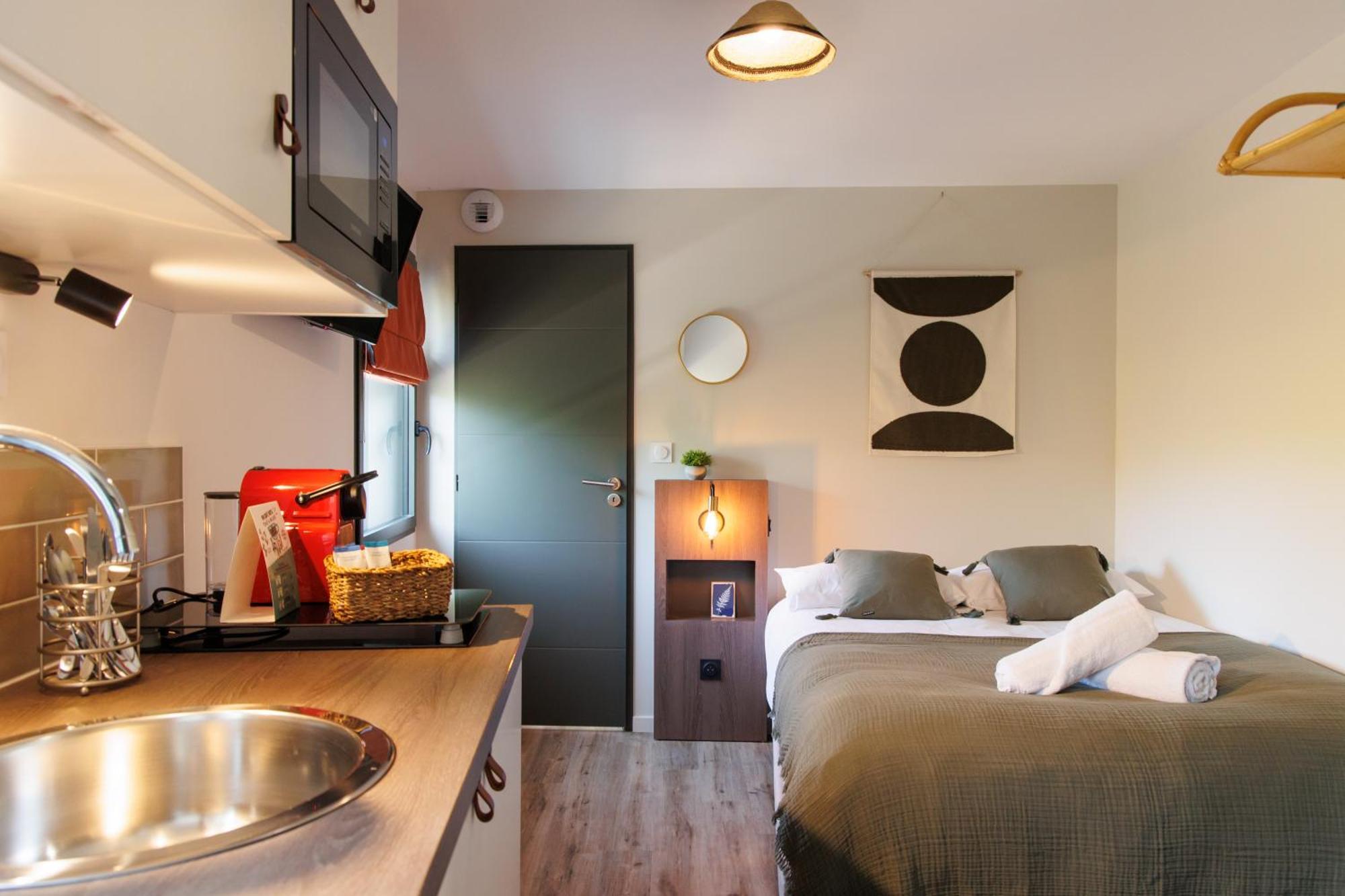 Appart'Hotel Le Corot - Acces Autonome - Saint-Junien Centre エクステリア 写真