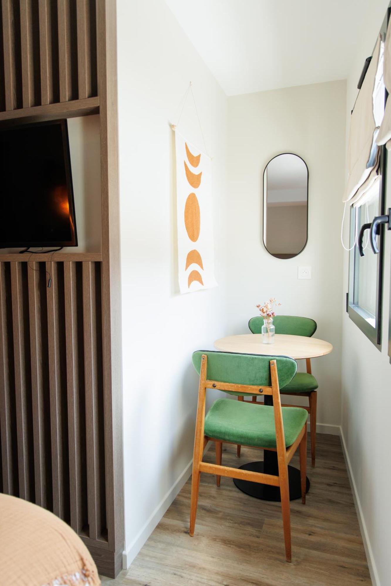 Appart'Hotel Le Corot - Acces Autonome - Saint-Junien Centre エクステリア 写真