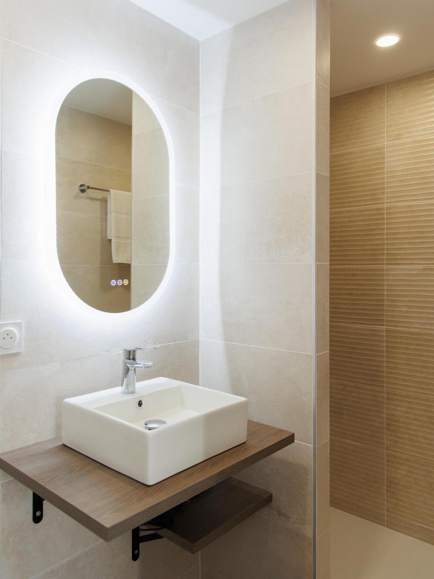 Appart'Hotel Le Corot - Acces Autonome - Saint-Junien Centre エクステリア 写真