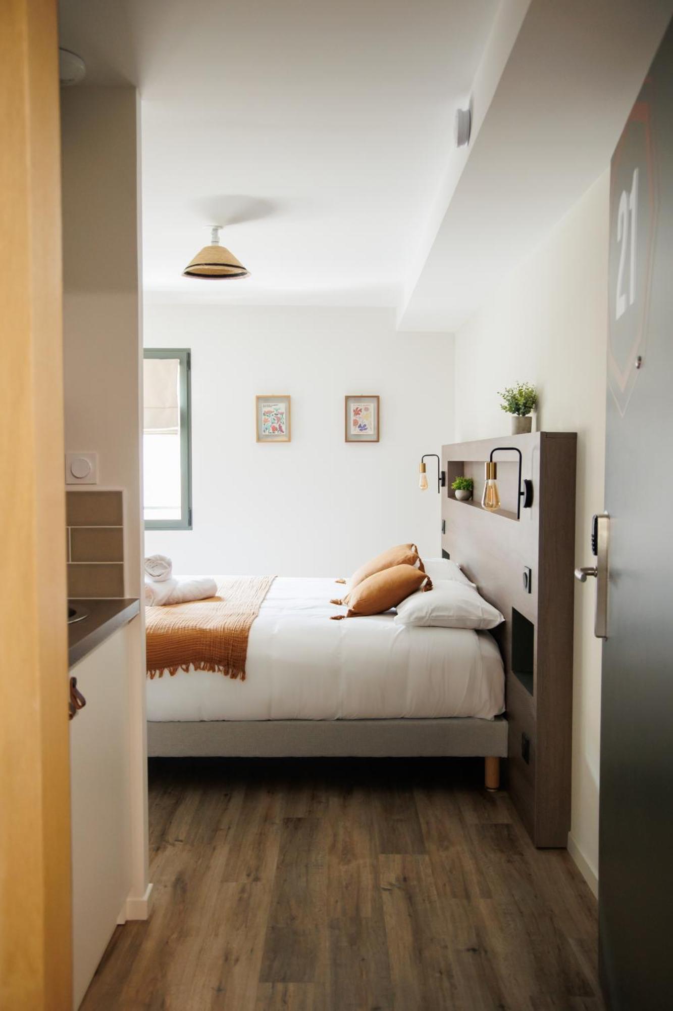 Appart'Hotel Le Corot - Acces Autonome - Saint-Junien Centre エクステリア 写真