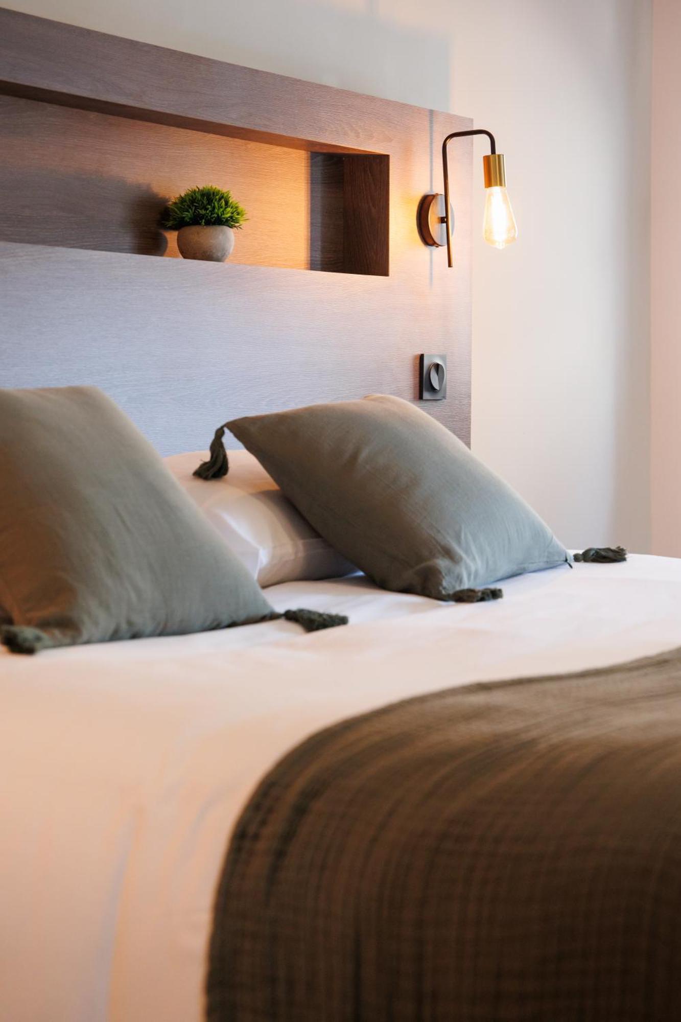 Appart'Hotel Le Corot - Acces Autonome - Saint-Junien Centre エクステリア 写真