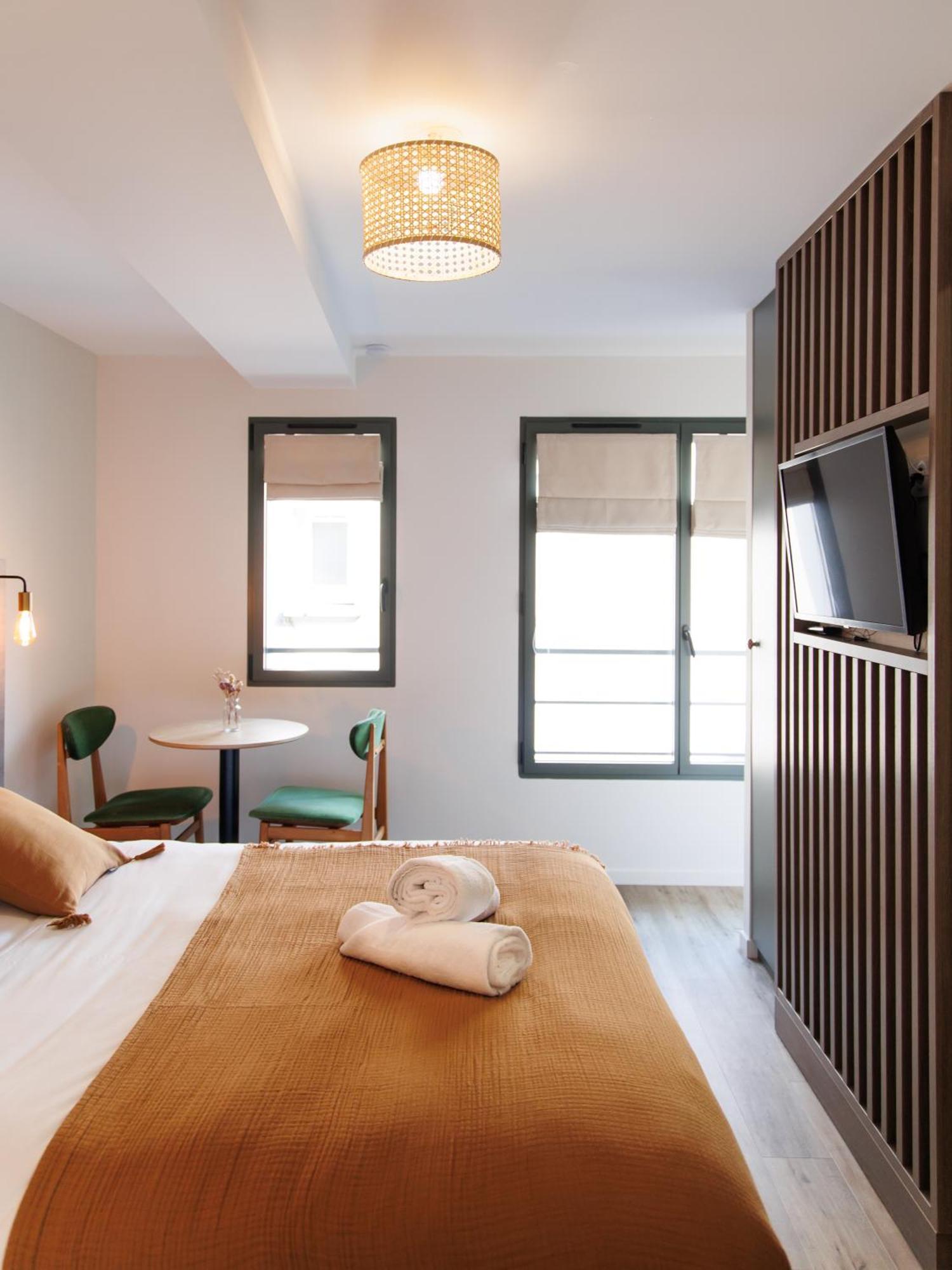 Appart'Hotel Le Corot - Acces Autonome - Saint-Junien Centre エクステリア 写真