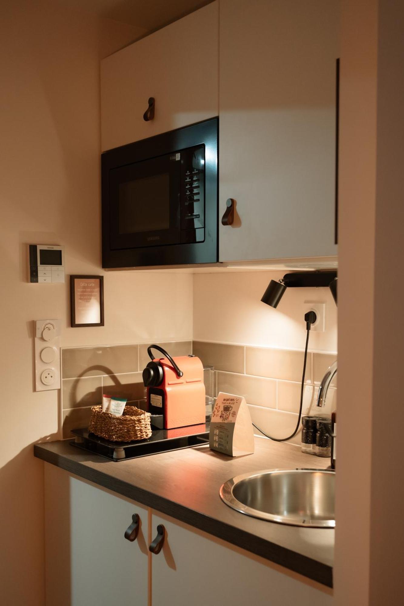 Appart'Hotel Le Corot - Acces Autonome - Saint-Junien Centre エクステリア 写真